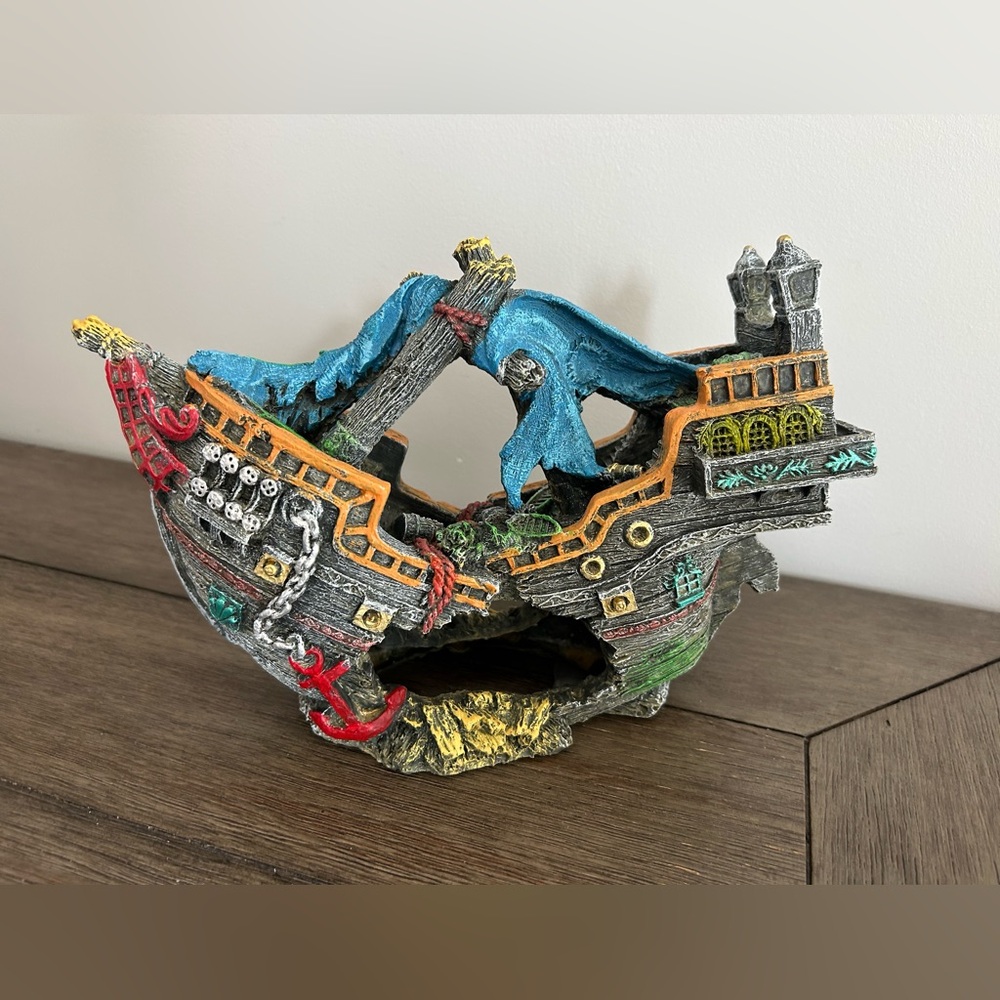 Vibrant Life Shipwreck Polyresin Aquarium Ornament- multicolor NWT!